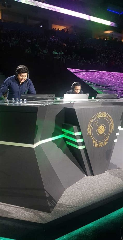Filipino casters bring TI8 to local Dota fans .